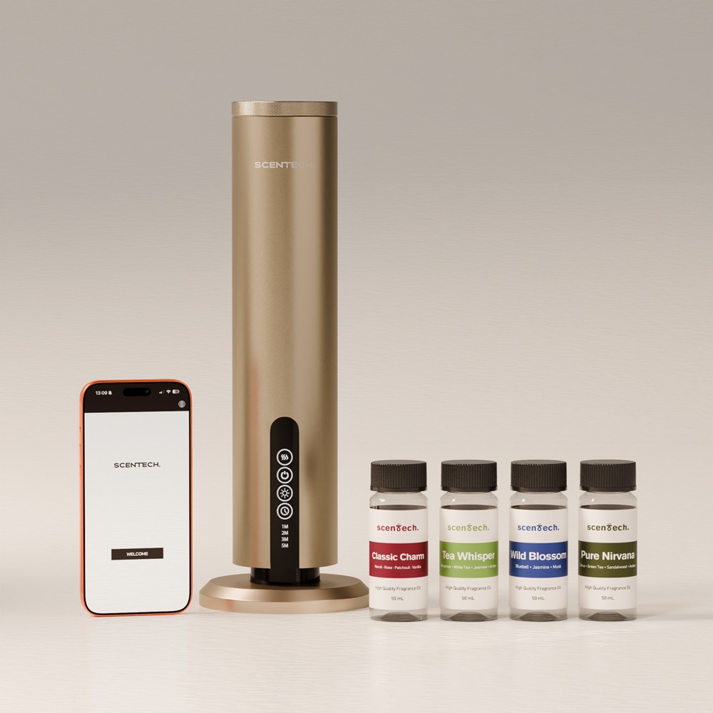 Scentech Smart Aroma Diffuser Pro auf einem Tisch, daneben die App auf einem Telefon und zwei Duft-Pods